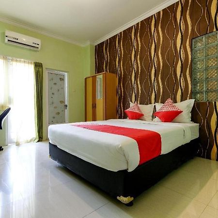 Oyo 338 Guest House Omah Manahan Syariah Surakarta  Экстерьер фото