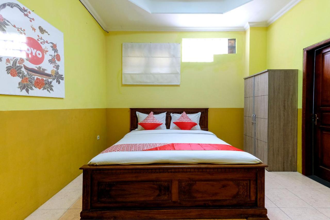Oyo 338 Guest House Omah Manahan Syariah Surakarta  Экстерьер фото