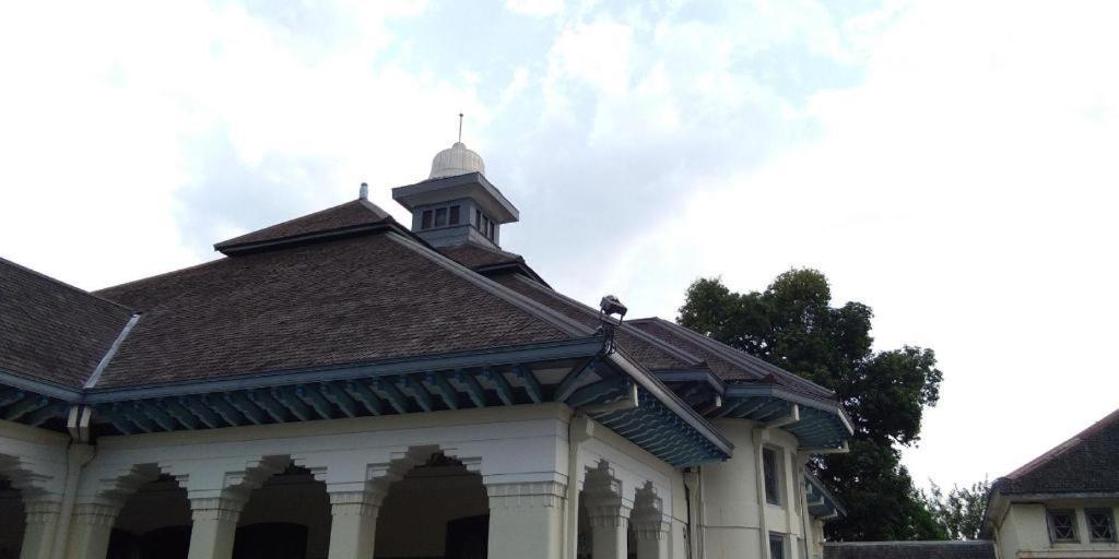Oyo 338 Guest House Omah Manahan Syariah Surakarta  Экстерьер фото