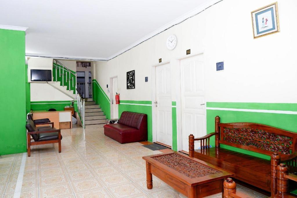 Oyo 338 Guest House Omah Manahan Syariah Surakarta  Экстерьер фото