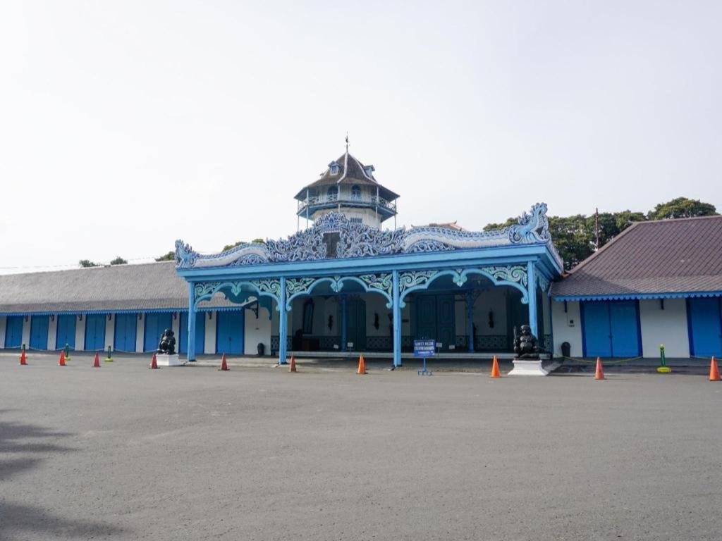 Oyo 338 Guest House Omah Manahan Syariah Surakarta  Экстерьер фото