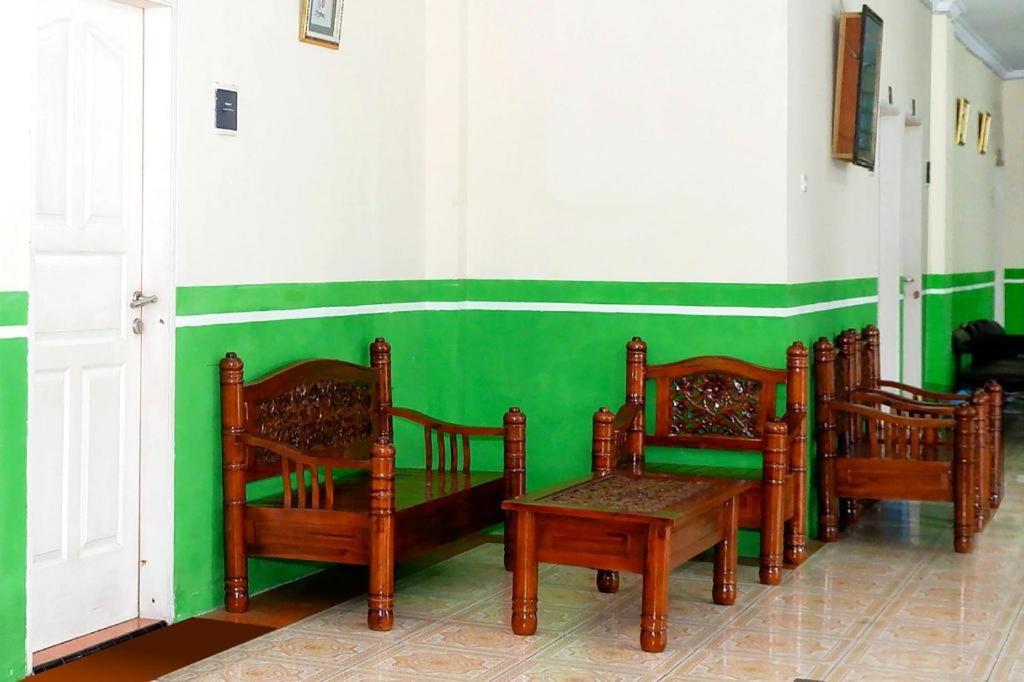 Oyo 338 Guest House Omah Manahan Syariah Surakarta  Экстерьер фото