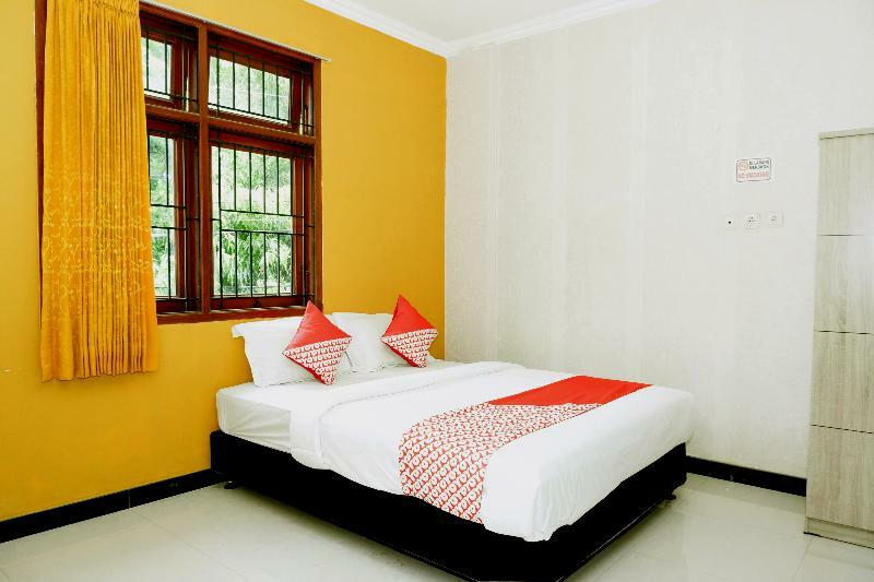Oyo 338 Guest House Omah Manahan Syariah Surakarta  Экстерьер фото