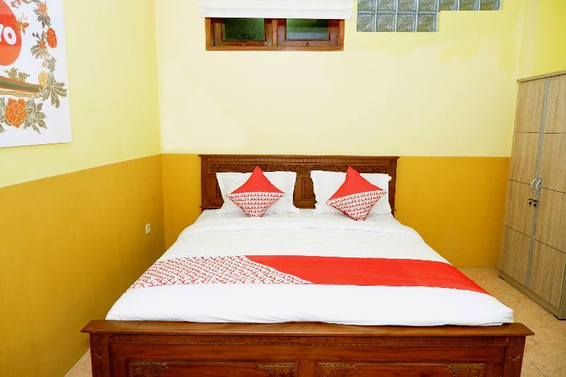 Oyo 338 Guest House Omah Manahan Syariah Surakarta  Экстерьер фото